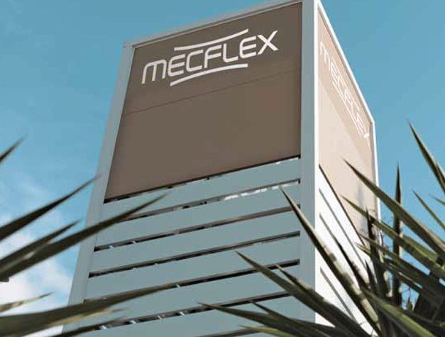 Insegna Mecflex davanti allo stabilimento di produzione