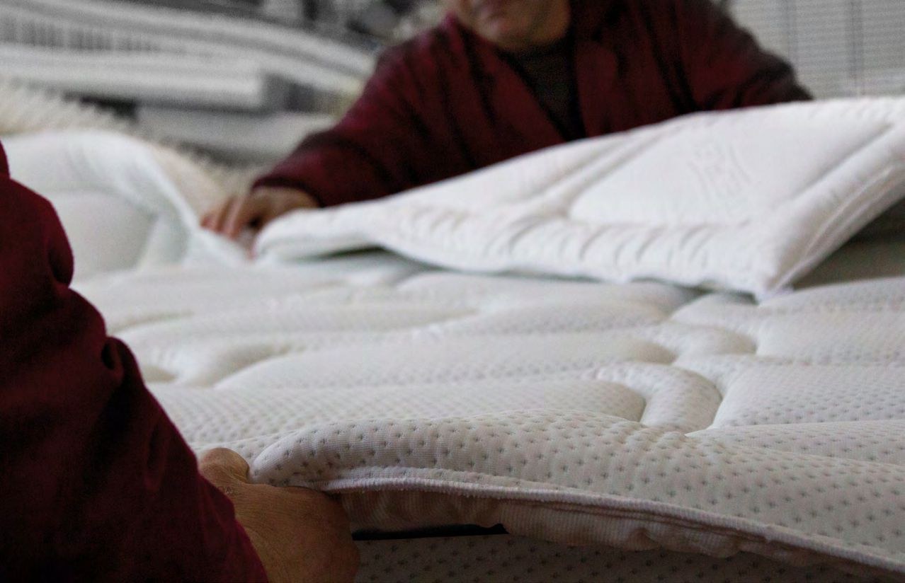 Artigiani Mecflex al lavoro sulla trapuntatura di un materasso